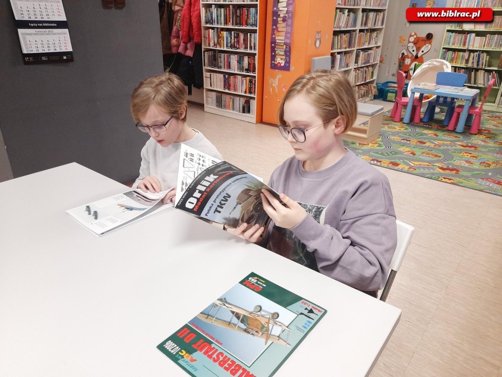 Zdjęcie w galerii na portalu naszraciborz.pl: Modelarstwo dla każdego. Spotkanie z Andrzejem Beraczem w książnicy wiadomości z regionu