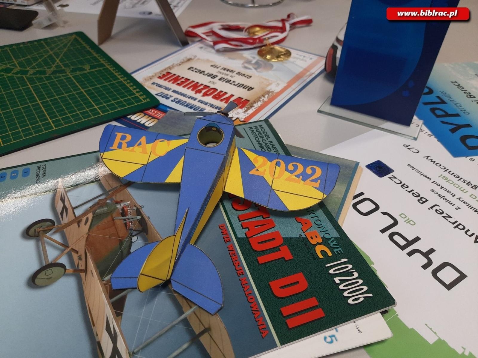 Zdjęcie w galerii na portalu naszraciborz.pl: Modelarstwo dla każdego. Spotkanie z Andrzejem Beraczem w książnicy wiadomości z regionu