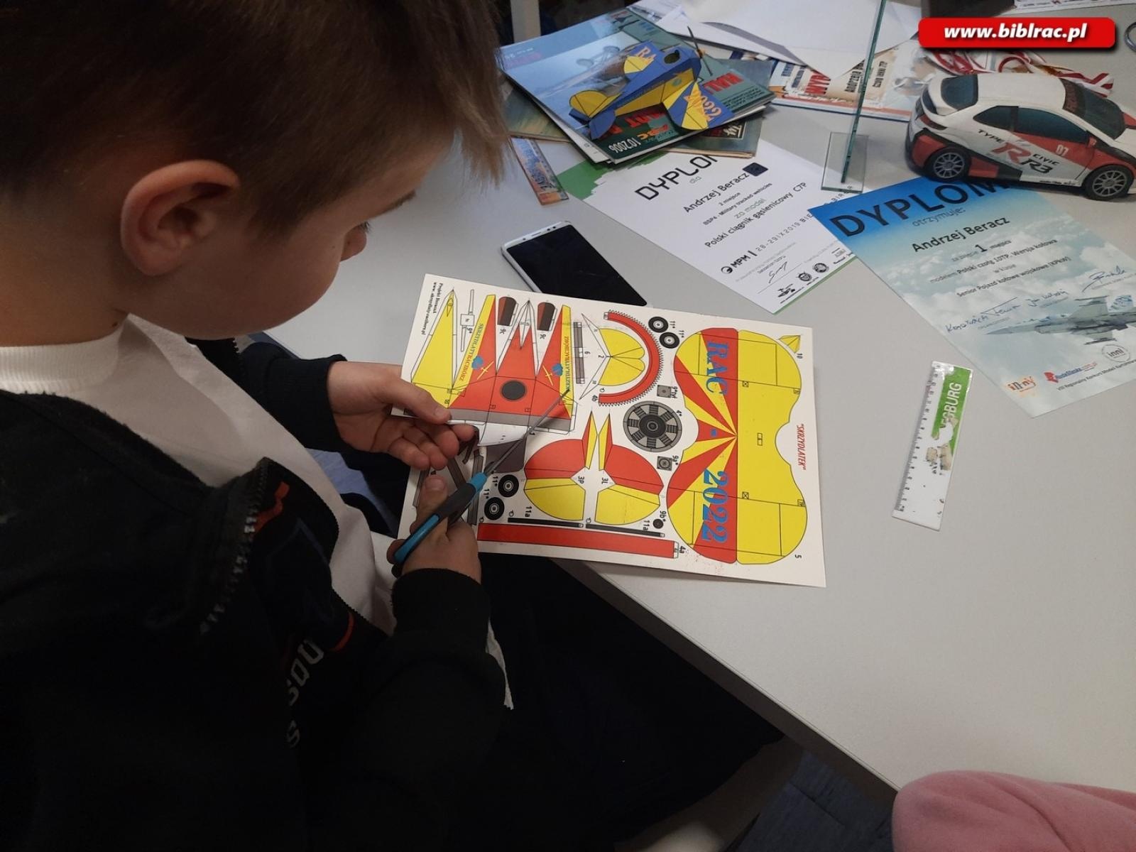 Zdjęcie w galerii na portalu naszraciborz.pl: Modelarstwo dla każdego. Spotkanie z Andrzejem Beraczem w książnicy wiadomości z regionu