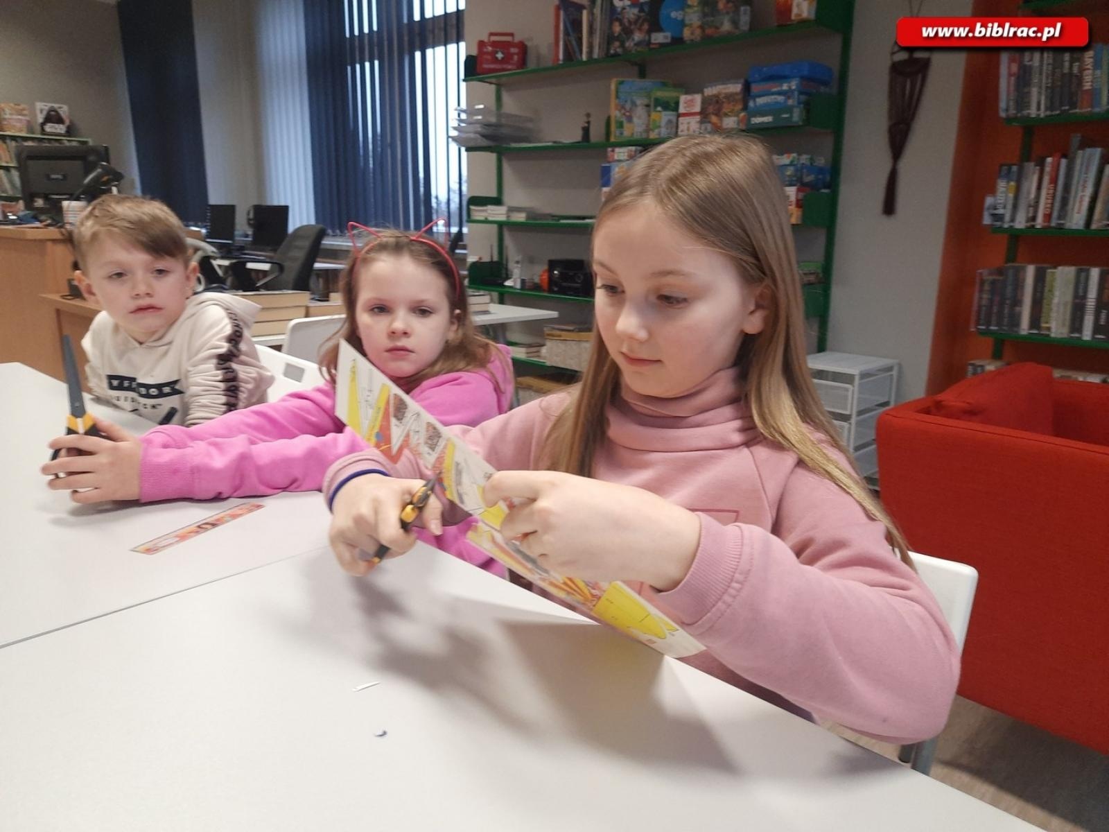 Zdjęcie w galerii na portalu naszraciborz.pl: Modelarstwo dla każdego. Spotkanie z Andrzejem Beraczem w książnicy wiadomości z regionu