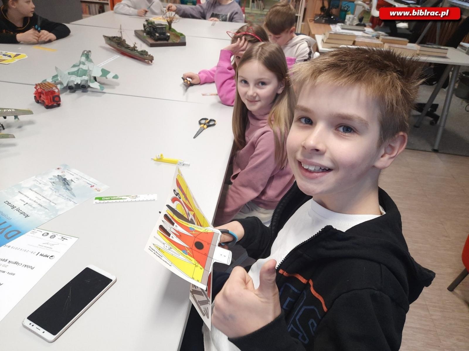 Zdjęcie w galerii na portalu naszraciborz.pl: Modelarstwo dla każdego. Spotkanie z Andrzejem Beraczem w książnicy wiadomości z regionu