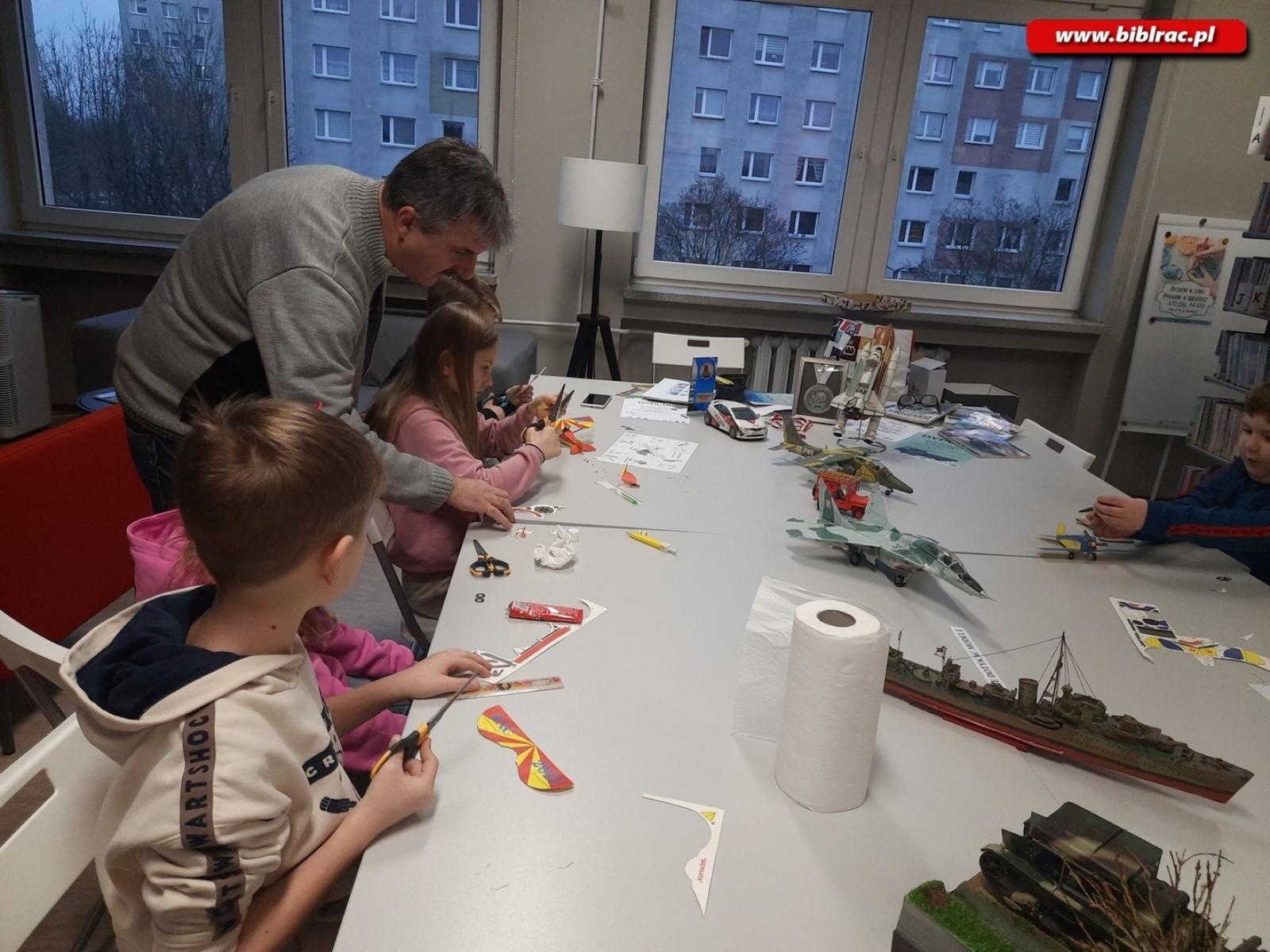Zdjęcie w galerii na portalu naszraciborz.pl: Modelarstwo dla każdego. Spotkanie z Andrzejem Beraczem w książnicy wiadomości z regionu