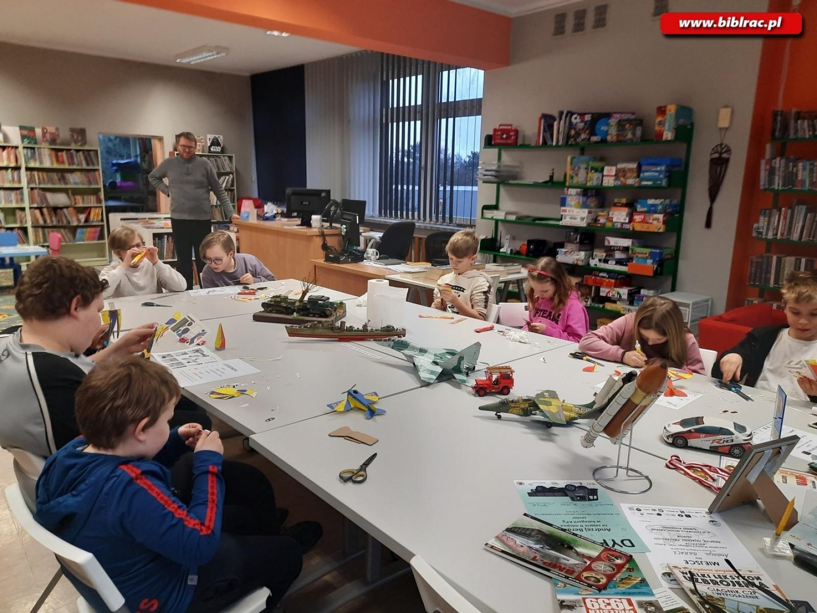 Zdjęcie w galerii na portalu naszraciborz.pl: Modelarstwo dla każdego. Spotkanie z Andrzejem Beraczem w książnicy wiadomości z regionu