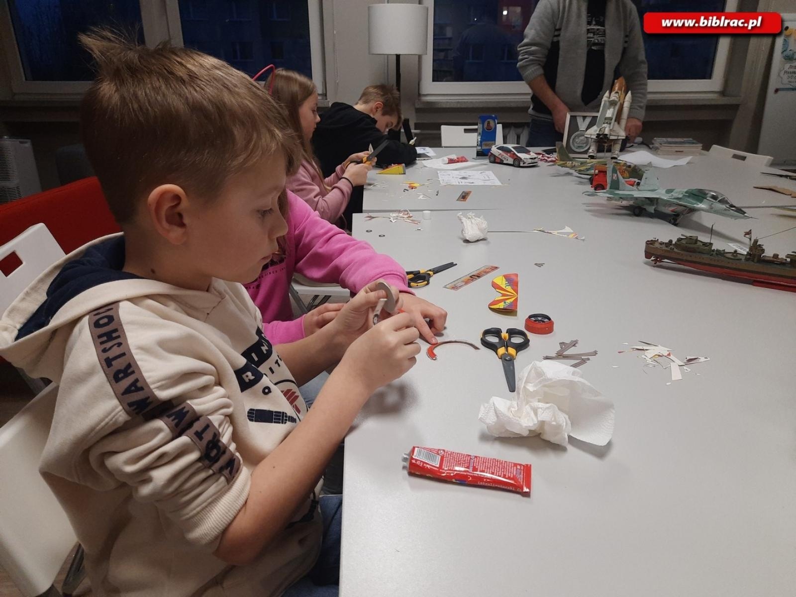 Zdjęcie w galerii na portalu naszraciborz.pl: Modelarstwo dla każdego. Spotkanie z Andrzejem Beraczem w książnicy wiadomości z regionu