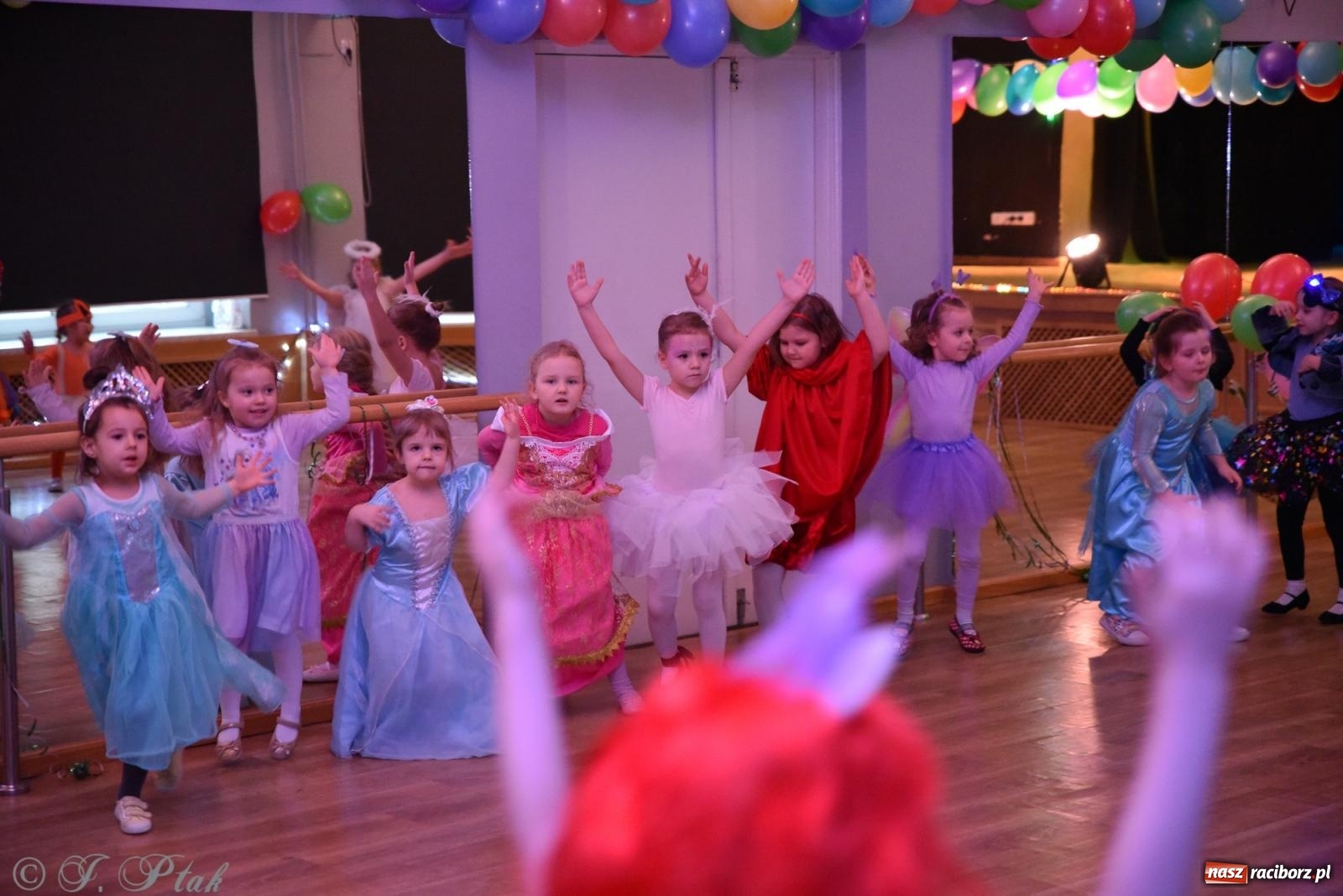 Zdjęcie w galerii na portalu naszraciborz.pl: Maluszkowy karnawał w MDK [FOTO i WIDEO] wiadomości z regionu