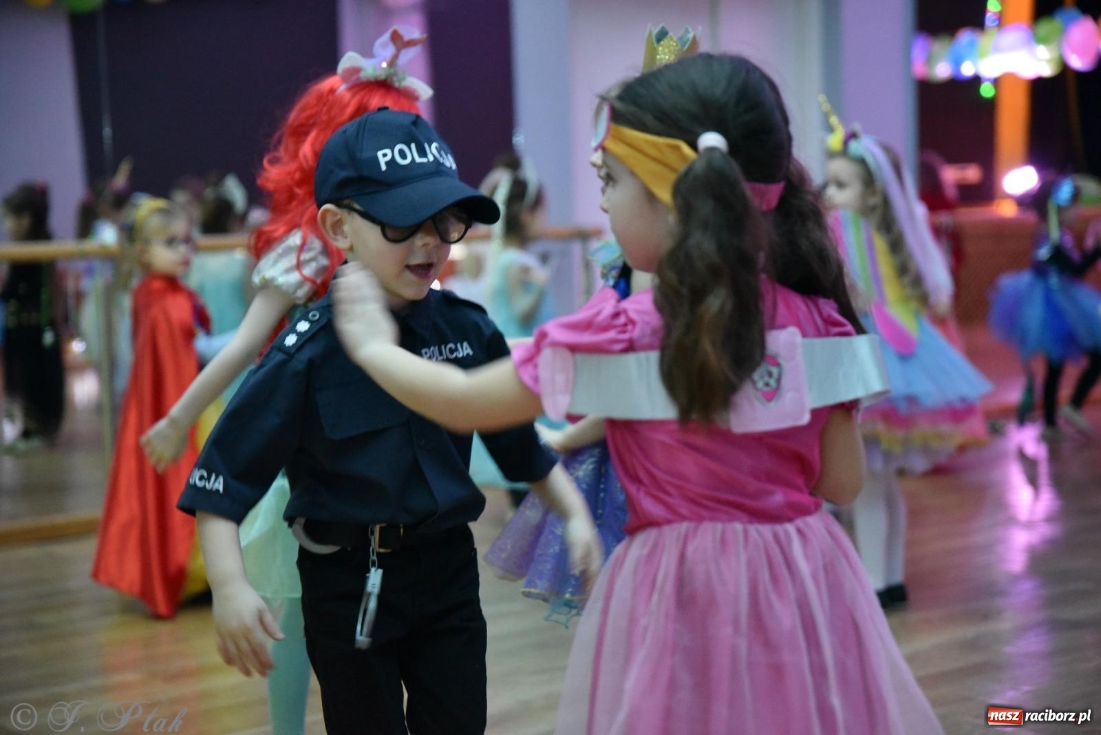 Zdjęcie w galerii na portalu naszraciborz.pl: Maluszkowy karnawał w MDK [FOTO i WIDEO] wiadomości z regionu