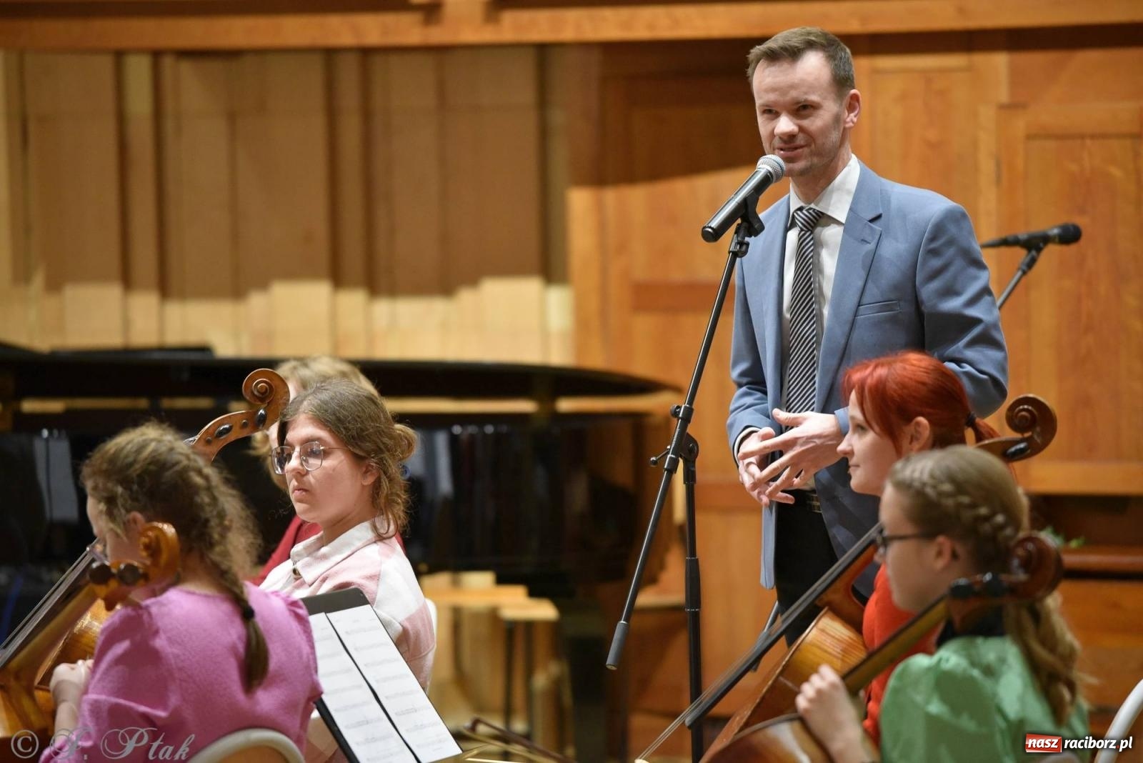 Zdjęcie w galerii na portalu naszraciborz.pl: Muzyka i licytacje. Koncert karnawałowy w raciborskiej PSM [FOTO i WIDEO] wiadomości z regionu