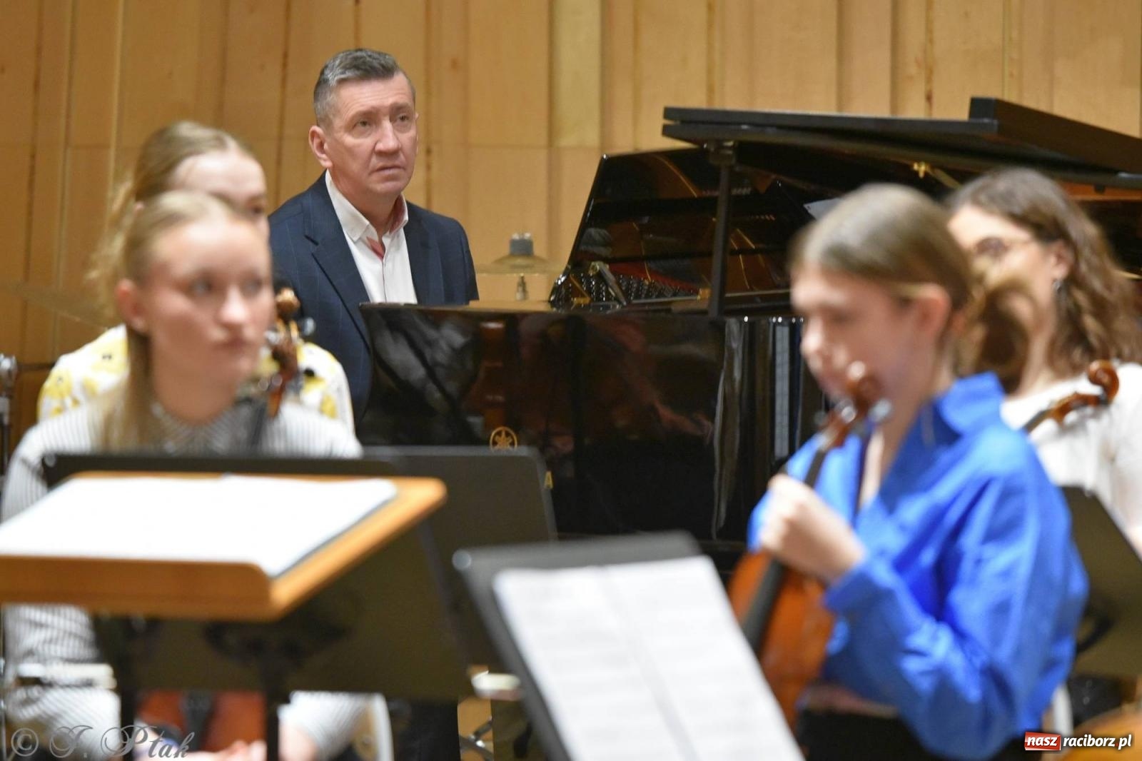 Zdjęcie w galerii na portalu naszraciborz.pl: Muzyka i licytacje. Koncert karnawałowy w raciborskiej PSM [FOTO i WIDEO] wiadomości z regionu