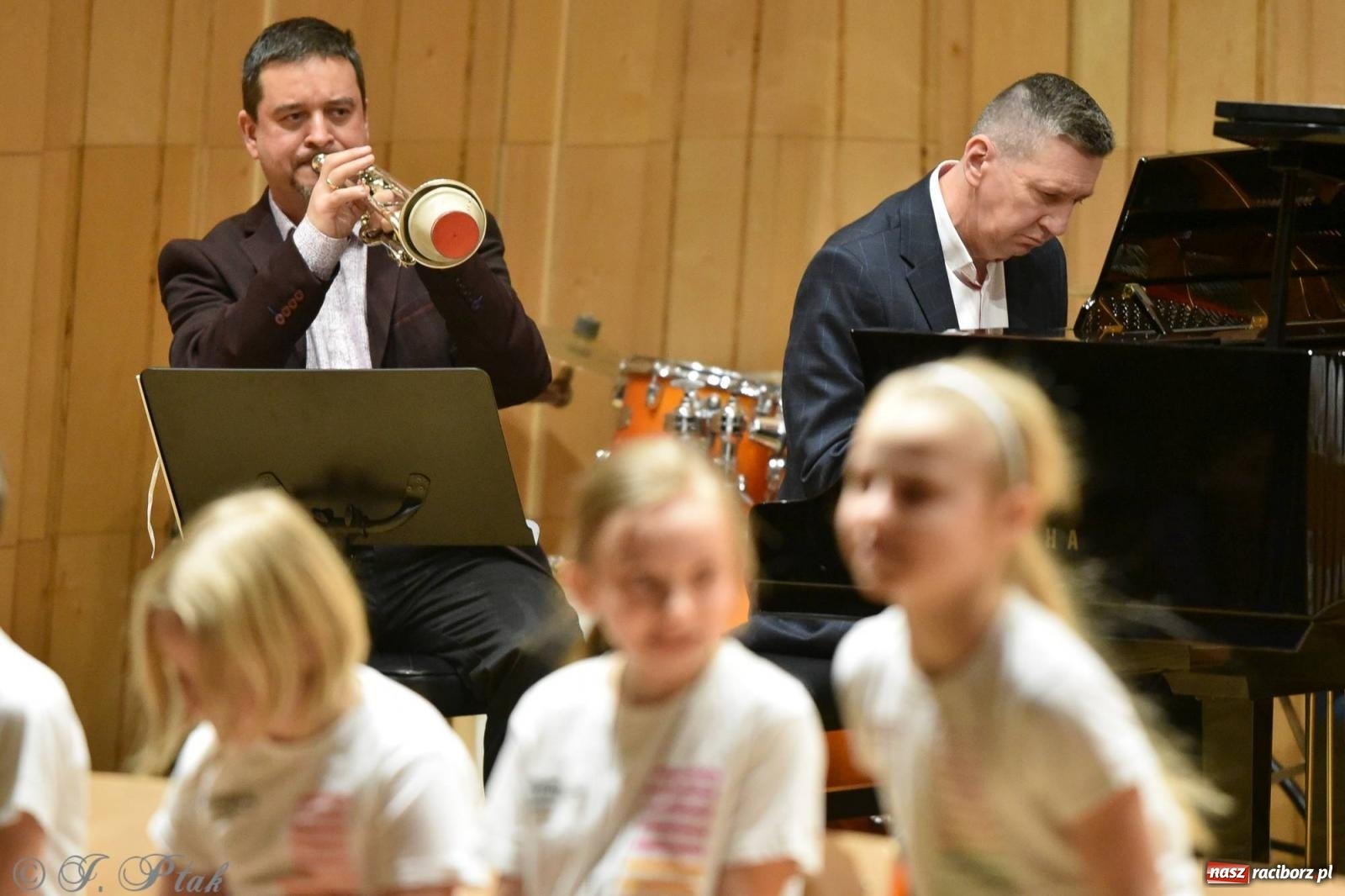 Zdjęcie w galerii na portalu naszraciborz.pl: Muzyka i licytacje. Koncert karnawałowy w raciborskiej PSM [FOTO i WIDEO] wiadomości z regionu