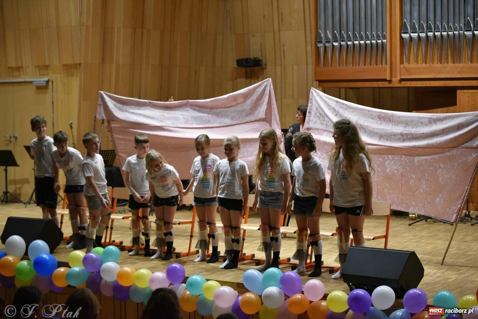 Zdjęcie w galerii na portalu naszraciborz.pl: Muzyka i licytacje. Koncert karnawałowy w raciborskiej PSM [FOTO i WIDEO] wiadomości z regionu