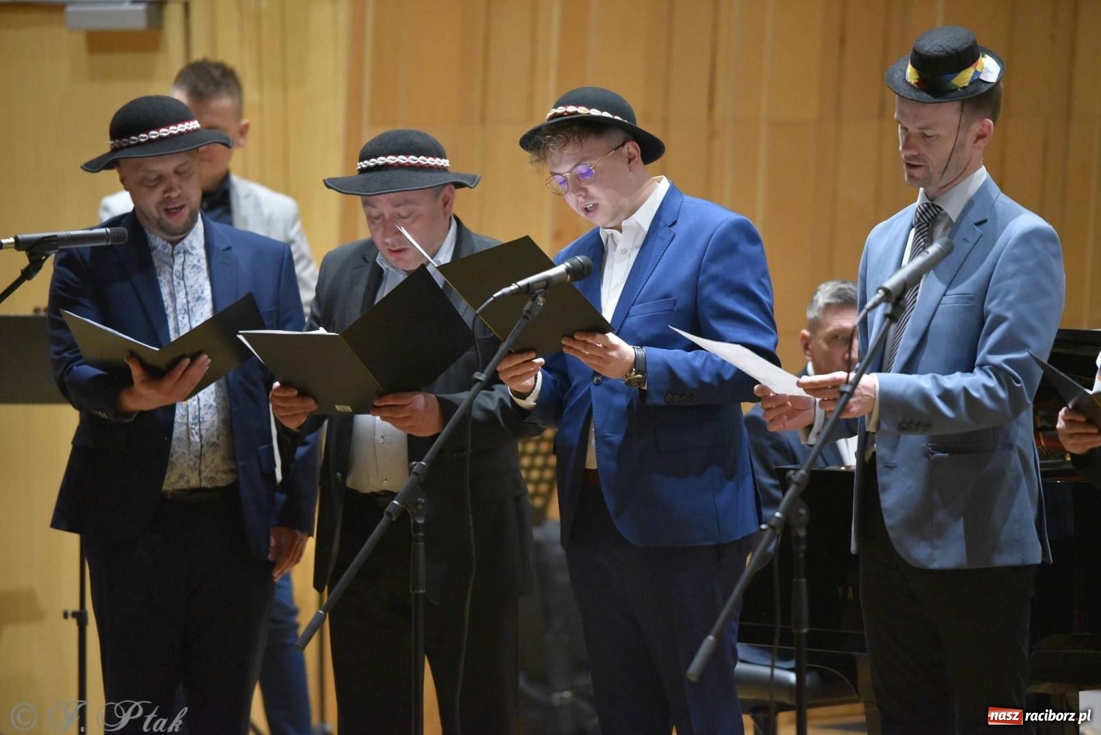 Zdjęcie w galerii na portalu naszraciborz.pl: Muzyka i licytacje. Koncert karnawałowy w raciborskiej PSM [FOTO i WIDEO] wiadomości z regionu