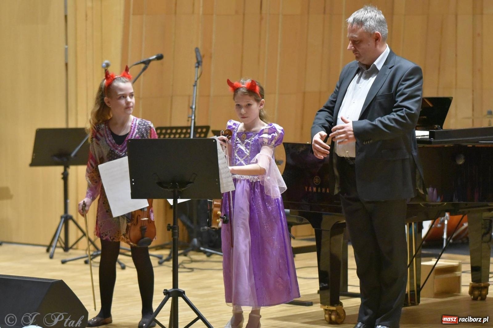 Zdjęcie w galerii na portalu naszraciborz.pl: Muzyka i licytacje. Koncert karnawałowy w raciborskiej PSM [FOTO i WIDEO] wiadomości z regionu