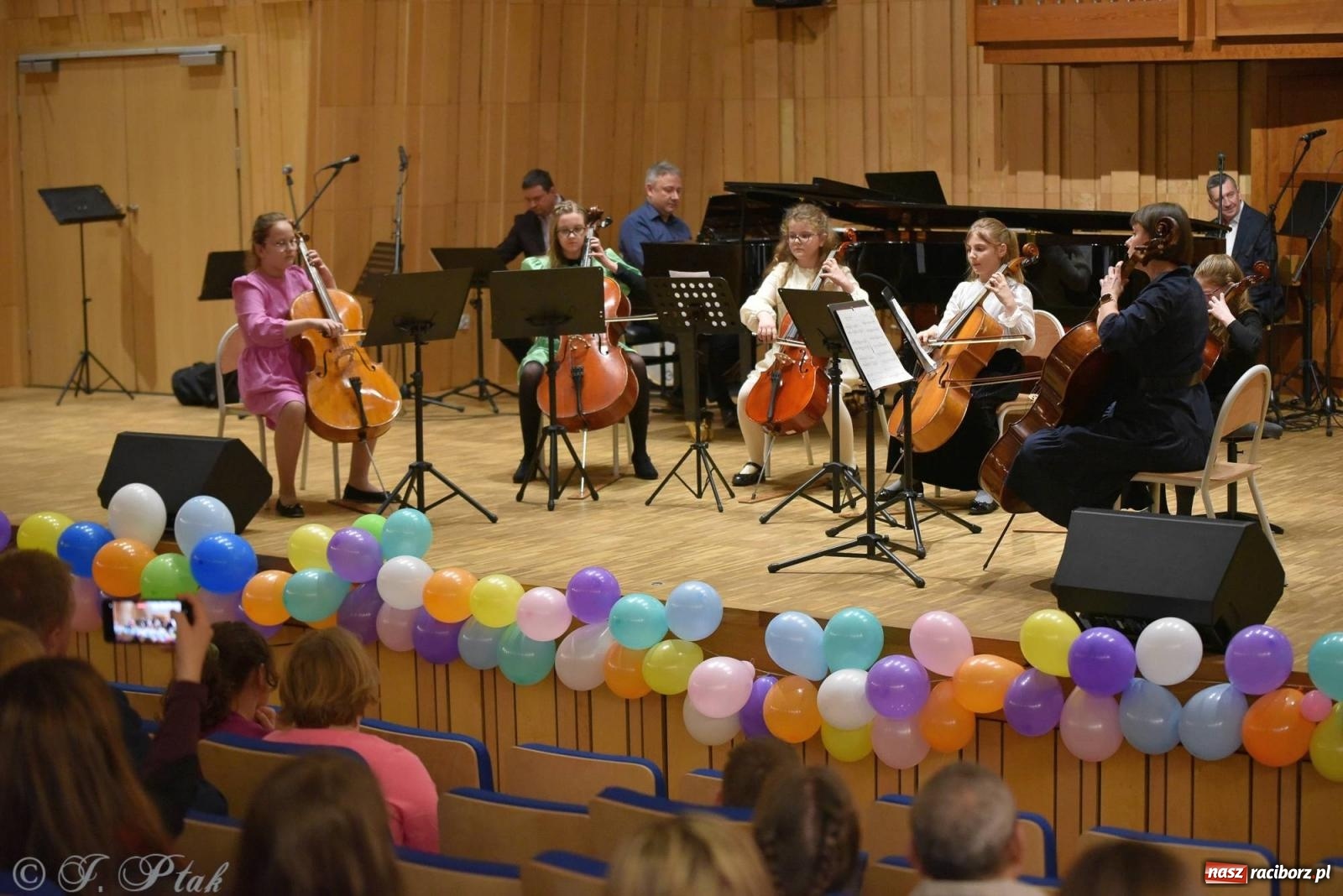 Zdjęcie w galerii na portalu naszraciborz.pl: Muzyka i licytacje. Koncert karnawałowy w raciborskiej PSM [FOTO i WIDEO] wiadomości z regionu
