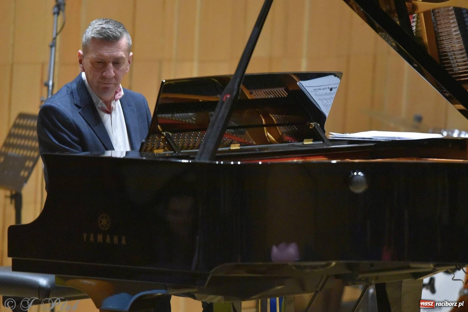 Zdjęcie w galerii na portalu naszraciborz.pl: Muzyka i licytacje. Koncert karnawałowy w raciborskiej PSM [FOTO i WIDEO] wiadomości z regionu