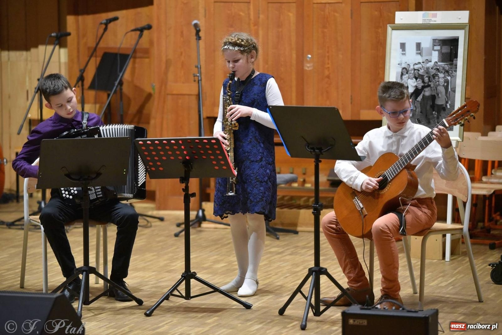 Zdjęcie w galerii na portalu naszraciborz.pl: Muzyka i licytacje. Koncert karnawałowy w raciborskiej PSM [FOTO i WIDEO] wiadomości z regionu