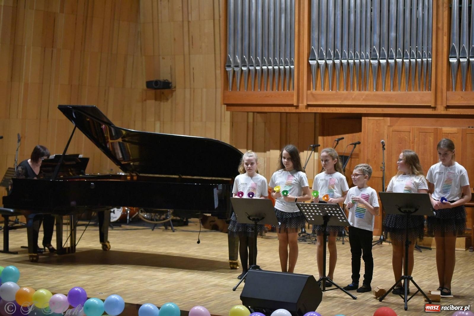 Zdjęcie w galerii na portalu naszraciborz.pl: Muzyka i licytacje. Koncert karnawałowy w raciborskiej PSM [FOTO i WIDEO] wiadomości z regionu