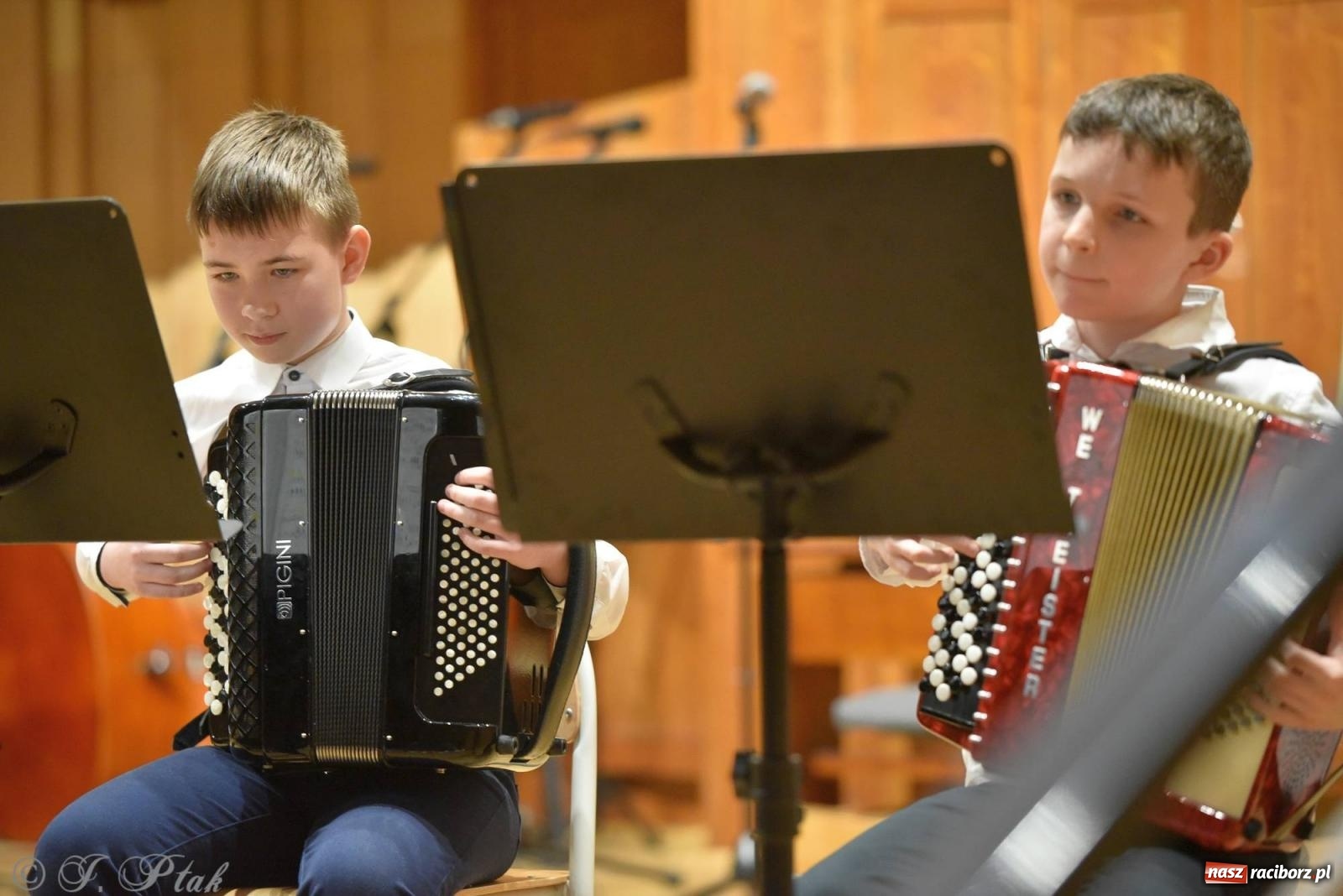 Zdjęcie w galerii na portalu naszraciborz.pl: Muzyka i licytacje. Koncert karnawałowy w raciborskiej PSM [FOTO i WIDEO] wiadomości z regionu