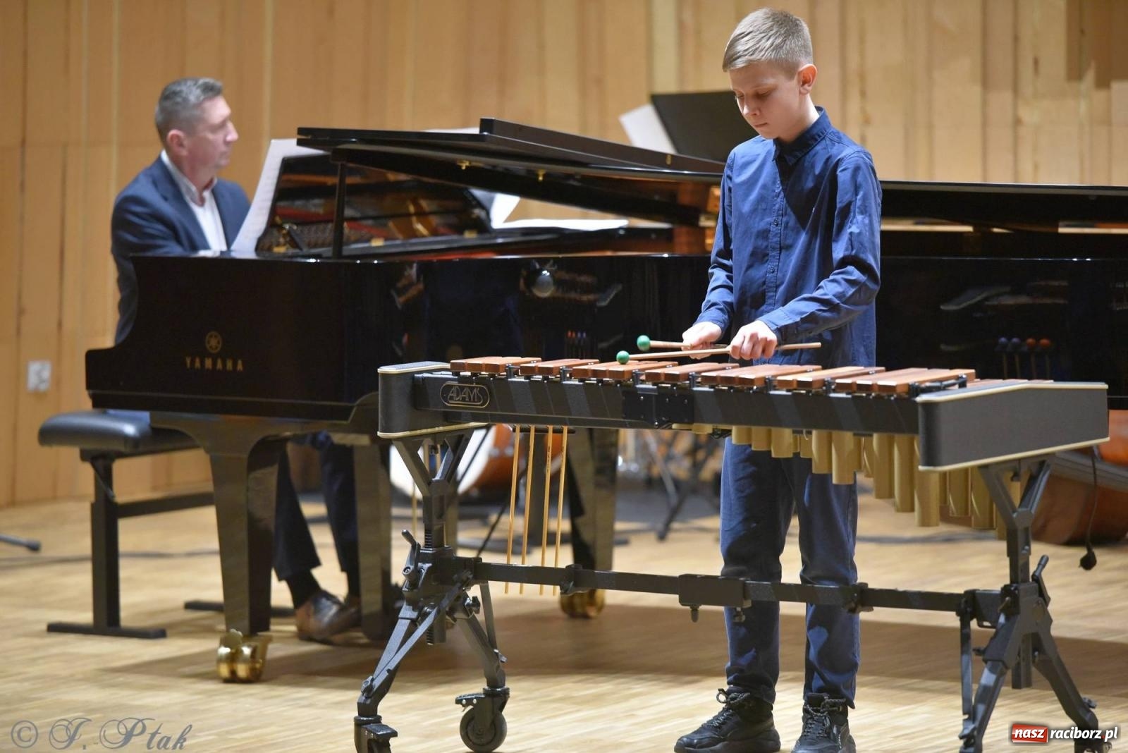 Zdjęcie w galerii na portalu naszraciborz.pl: Muzyka i licytacje. Koncert karnawałowy w raciborskiej PSM [FOTO i WIDEO] wiadomości z regionu