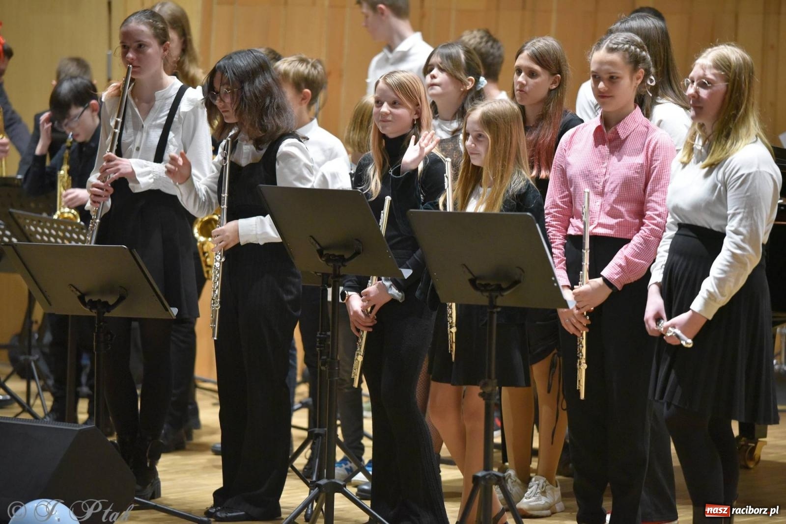 Zdjęcie w galerii na portalu naszraciborz.pl: Muzyka i licytacje. Koncert karnawałowy w raciborskiej PSM [FOTO i WIDEO] wiadomości z regionu