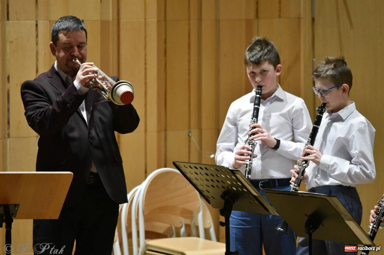 Zdjęcie w galerii na portalu naszraciborz.pl: Muzyka i licytacje. Koncert karnawałowy w raciborskiej PSM [FOTO i WIDEO] wiadomości z regionu