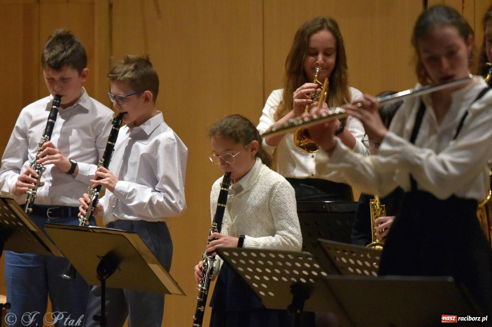 Zdjęcie w galerii na portalu naszraciborz.pl: Muzyka i licytacje. Koncert karnawałowy w raciborskiej PSM [FOTO i WIDEO] wiadomości z regionu