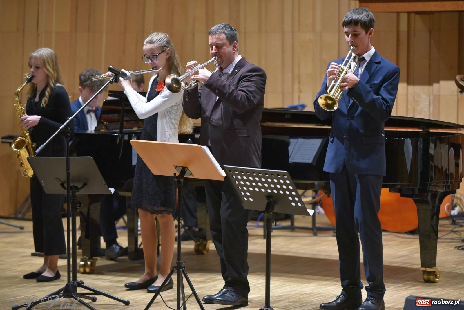 Zdjęcie w galerii na portalu naszraciborz.pl: Muzyka i licytacje. Koncert karnawałowy w raciborskiej PSM [FOTO i WIDEO] wiadomości z regionu