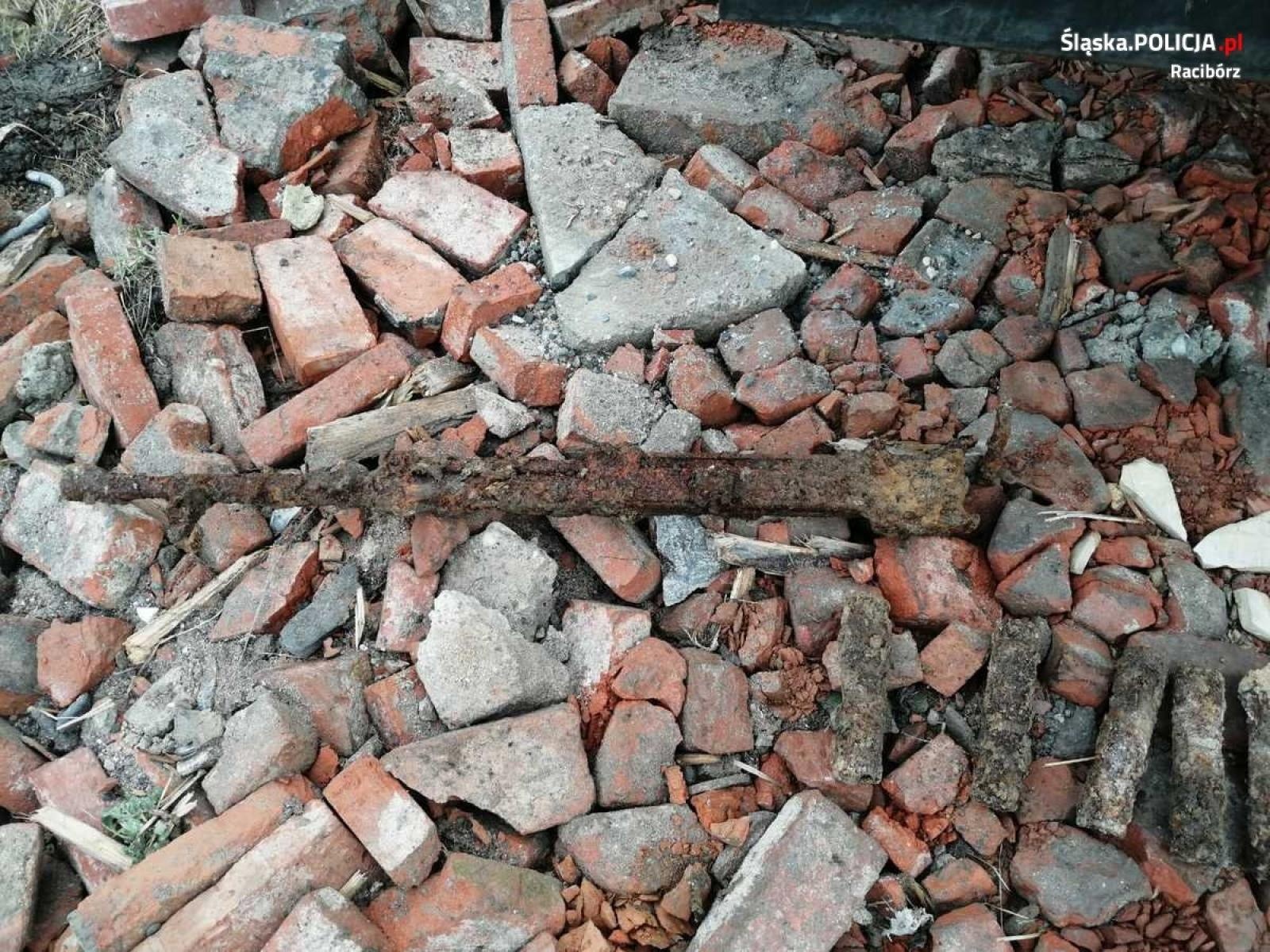 Zdjęcie w galerii na portalu naszraciborz.pl: Groźne znalezisko w Chałupkach. Koparka odsłoniła arsenał z czasów wojny wiadomości z regionu