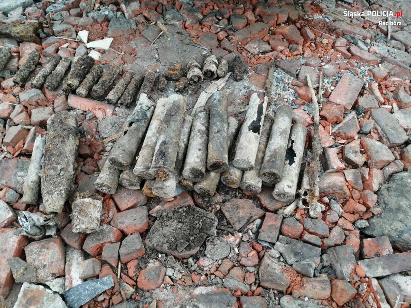 Zdjęcie w galerii na portalu naszraciborz.pl: Groźne znalezisko w Chałupkach. Koparka odsłoniła arsenał z czasów wojny wiadomości z regionu