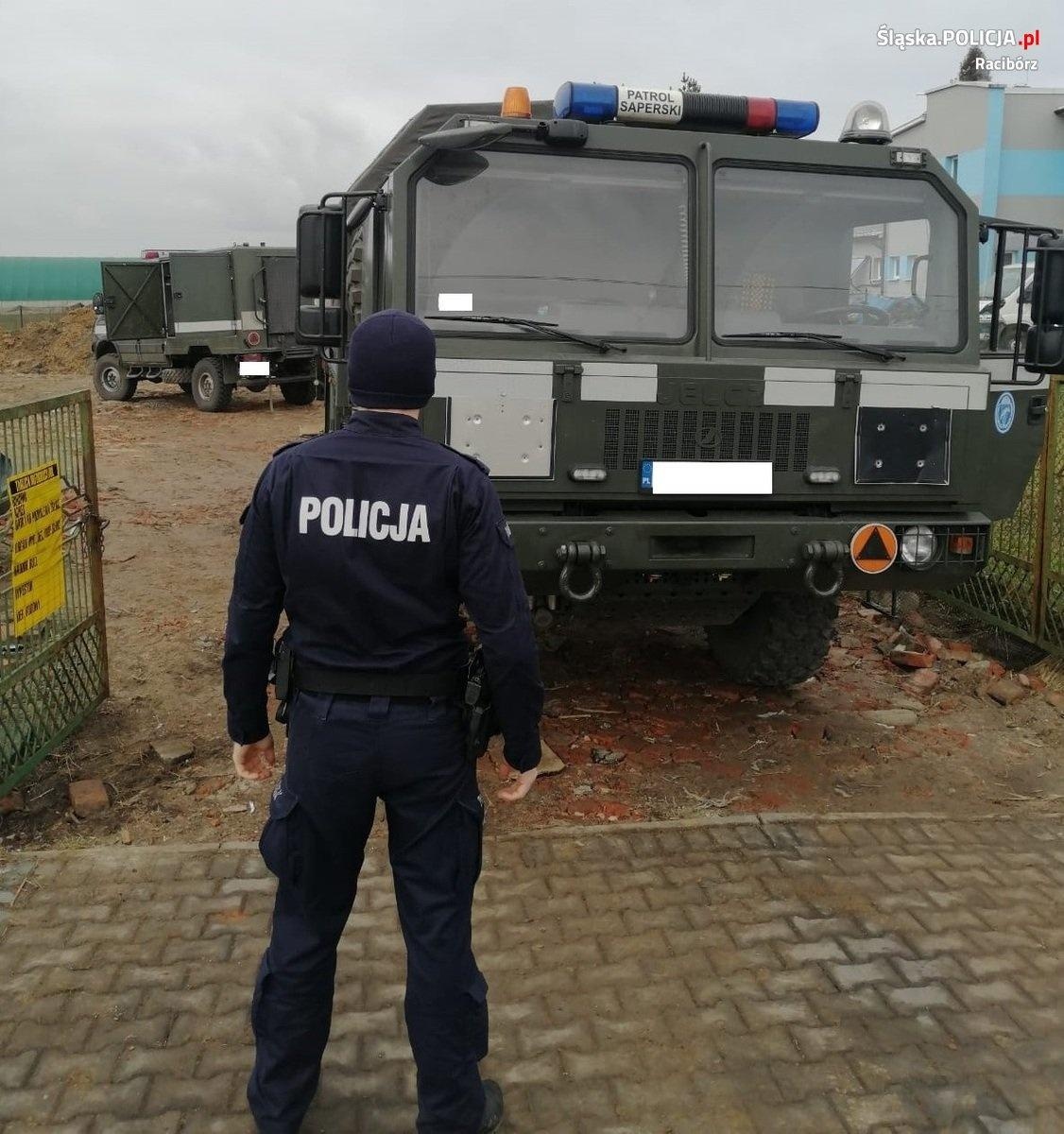 Zdjęcie w galerii na portalu naszraciborz.pl: Groźne znalezisko w Chałupkach. Koparka odsłoniła arsenał z czasów wojny wiadomości z regionu