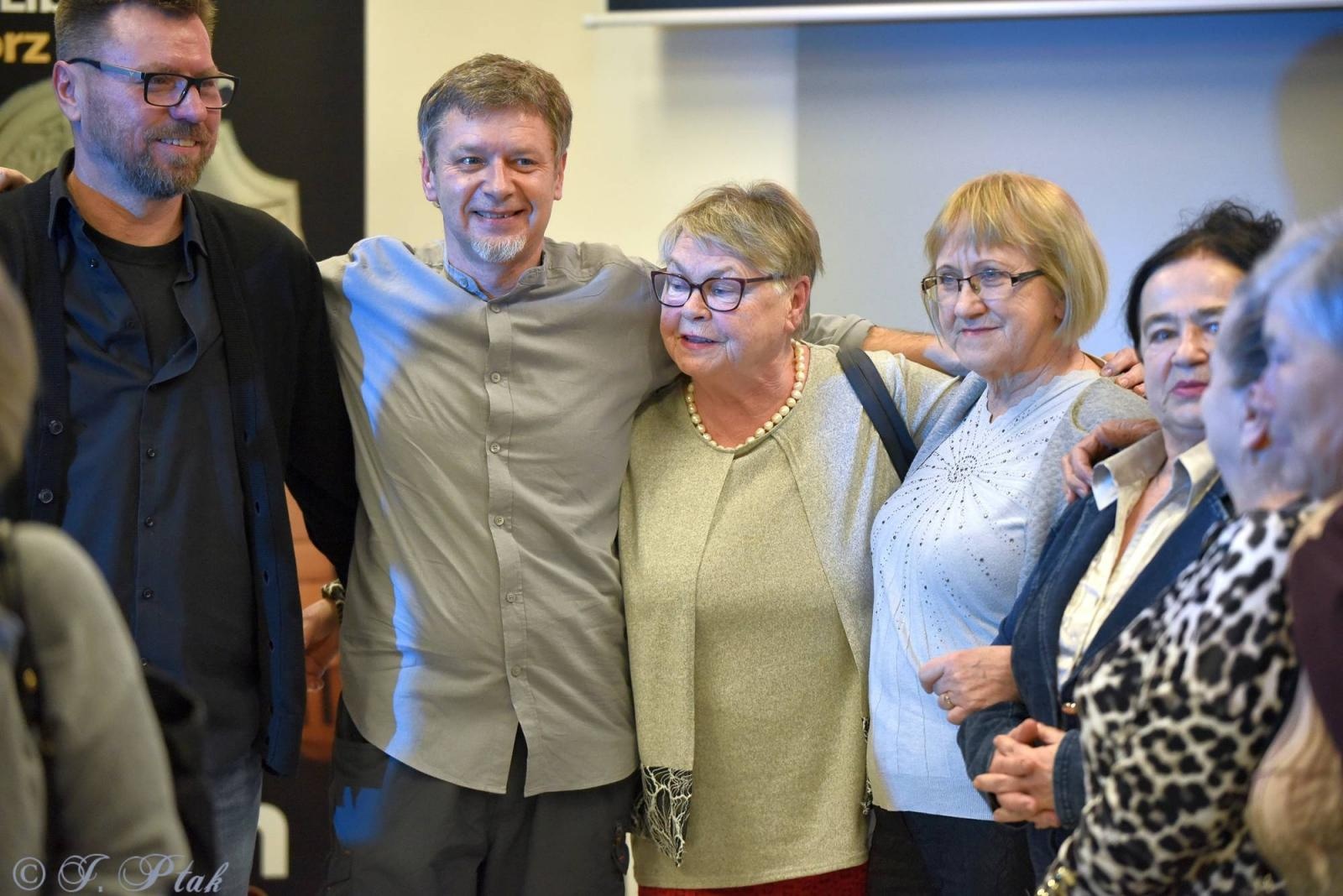 Zdjęcie w galerii na portalu naszraciborz.pl: Z pasji do poezji i muzyki. Perspektywa Okolicy w książnicy wiadomości z regionu