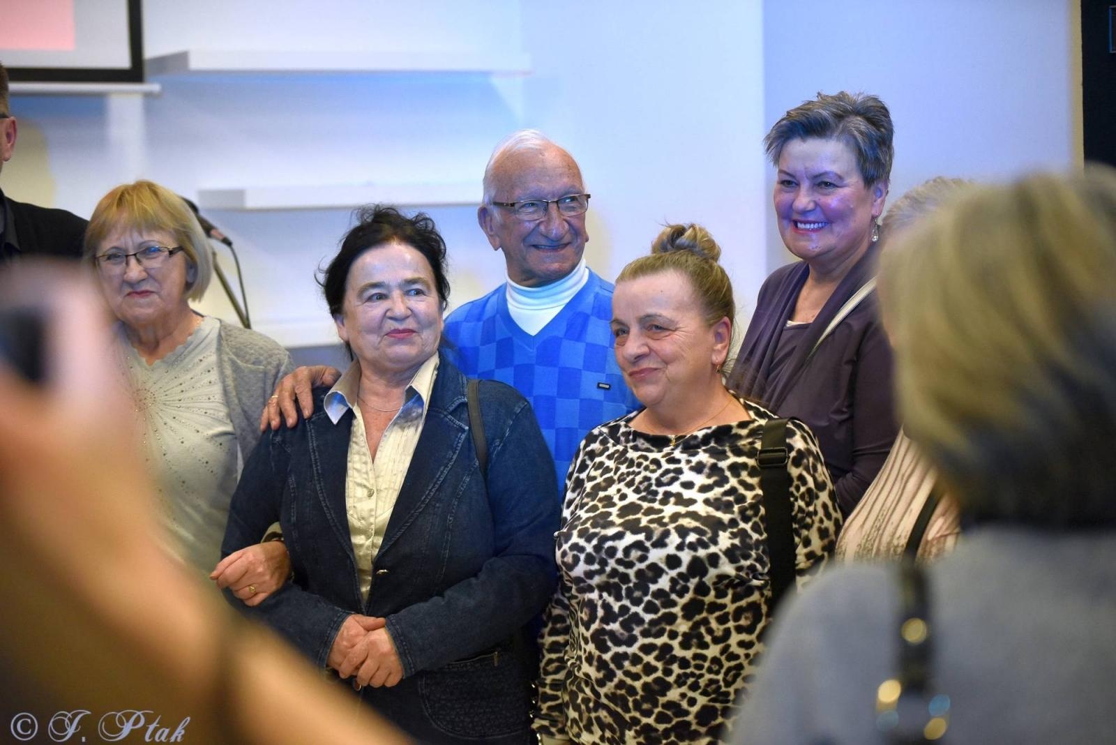 Zdjęcie w galerii na portalu naszraciborz.pl: Z pasji do poezji i muzyki. Perspektywa Okolicy w książnicy wiadomości z regionu