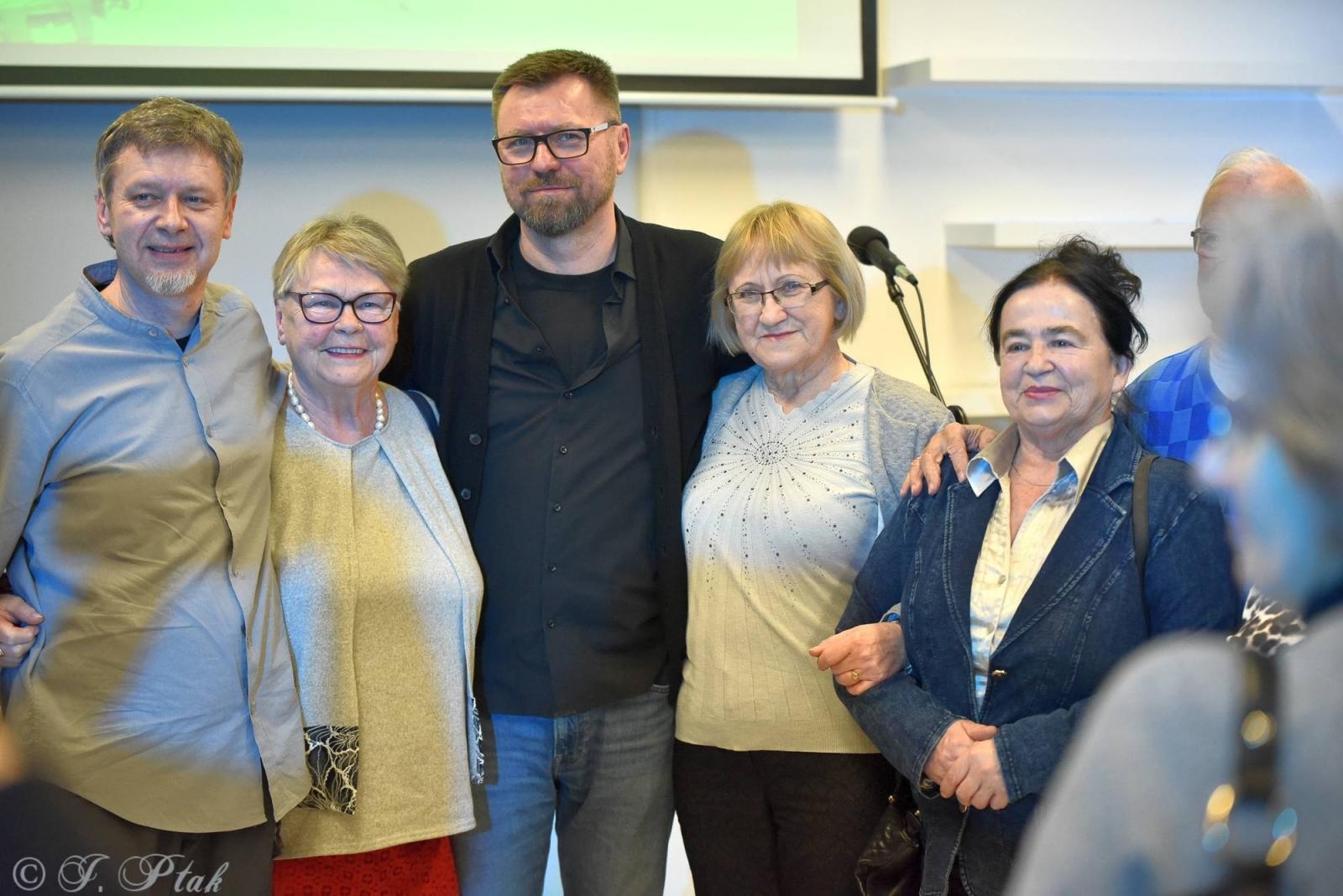 Zdjęcie w galerii na portalu naszraciborz.pl: Z pasji do poezji i muzyki. Perspektywa Okolicy w książnicy wiadomości z regionu