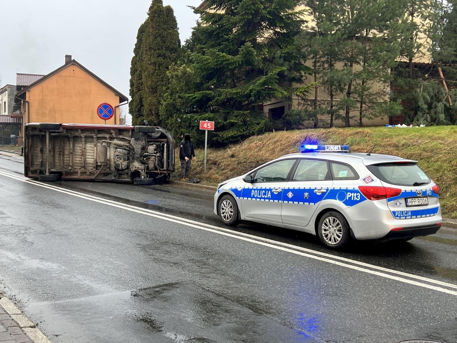 Zdjęcie w galerii na portalu naszraciborz.pl: Kierowca peugeota przeszarżował na Kozielskiej. Wypadek w Rzuchowie [FOTO] wiadomości z regionu