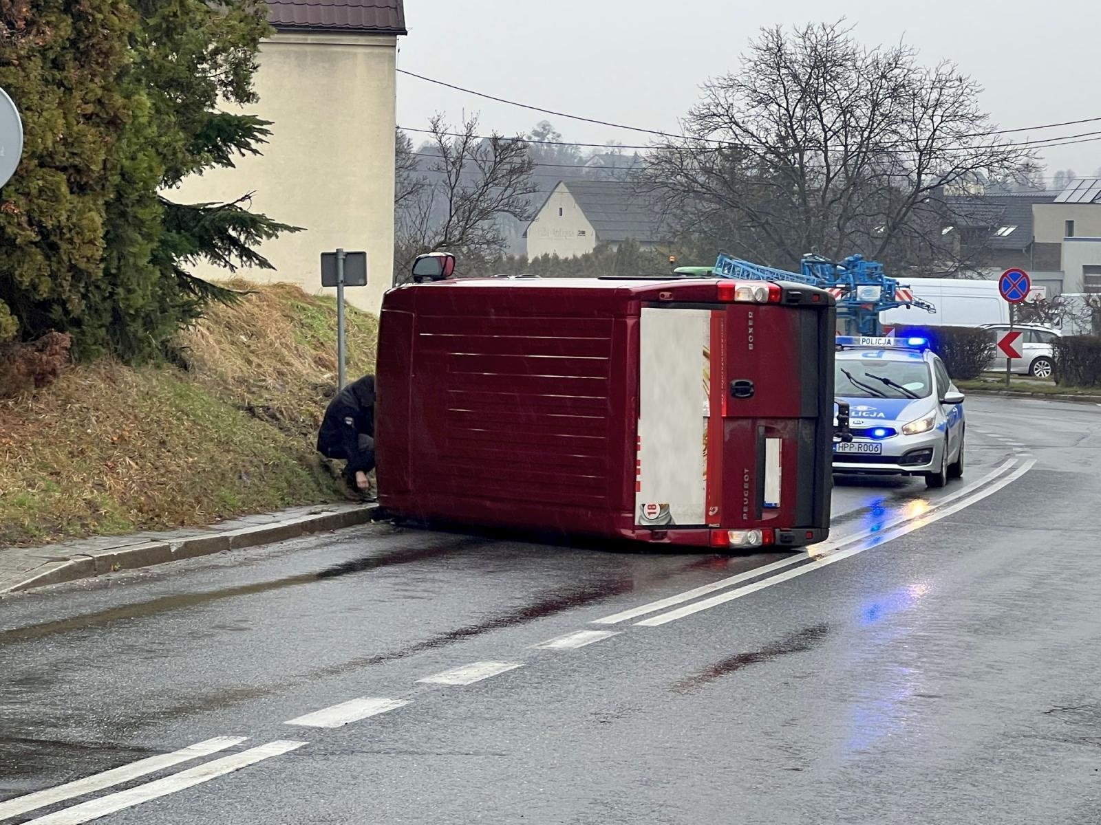 Zdjęcie w galerii na portalu naszraciborz.pl: Kierowca peugeota przeszarżował na Kozielskiej. Wypadek w Rzuchowie [FOTO] wiadomości z regionu