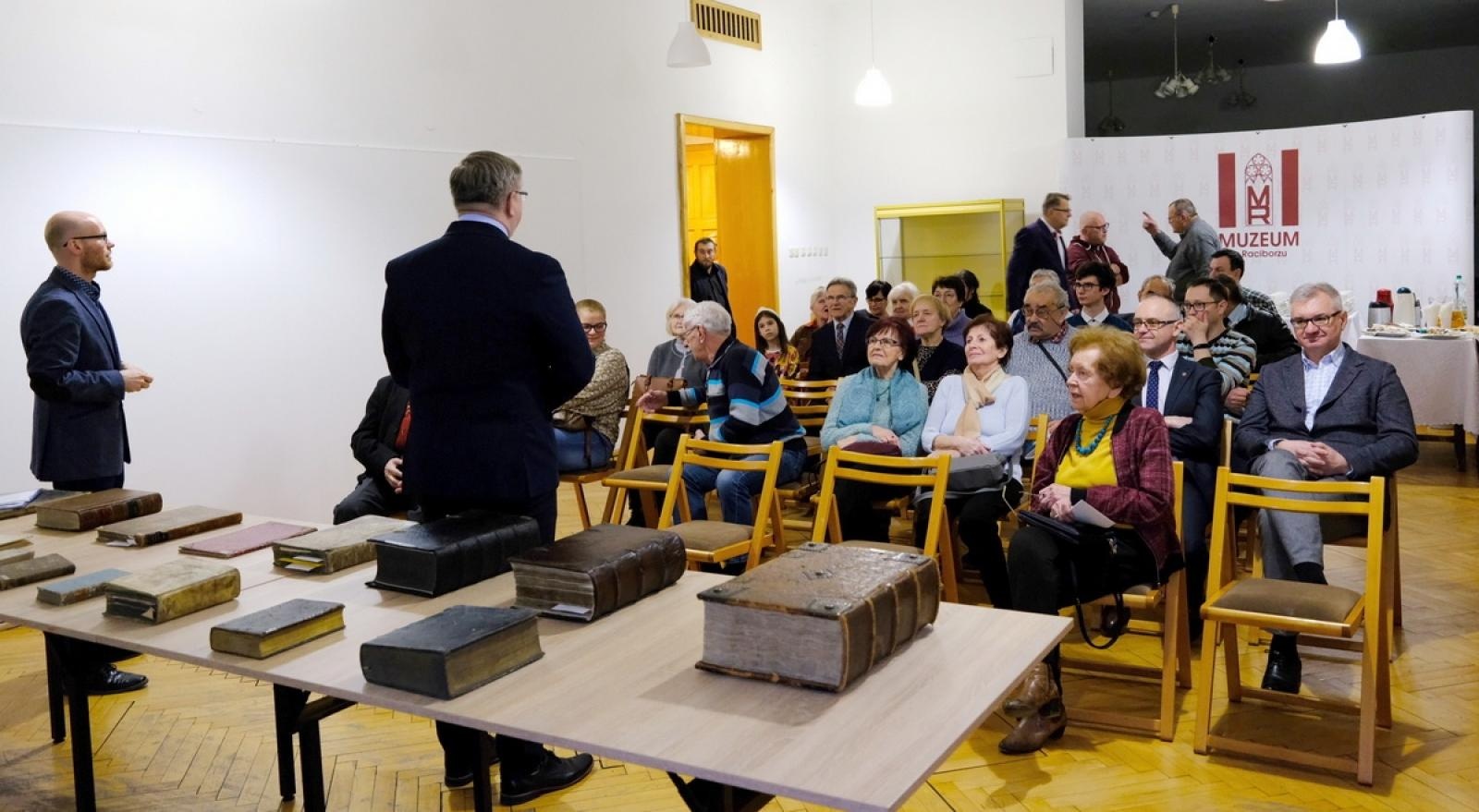 Zdjęcie w galerii na portalu naszraciborz.pl: Muzeum pokazało najcenniejsze starodruki wiadomości z regionu