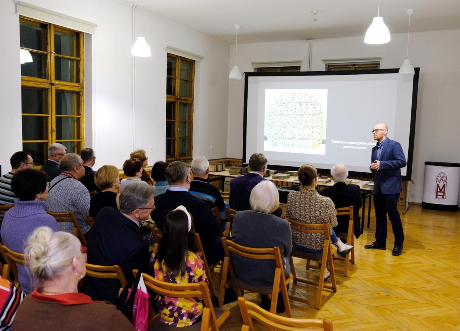 Zdjęcie w galerii na portalu naszraciborz.pl: Muzeum pokazało najcenniejsze starodruki wiadomości z regionu