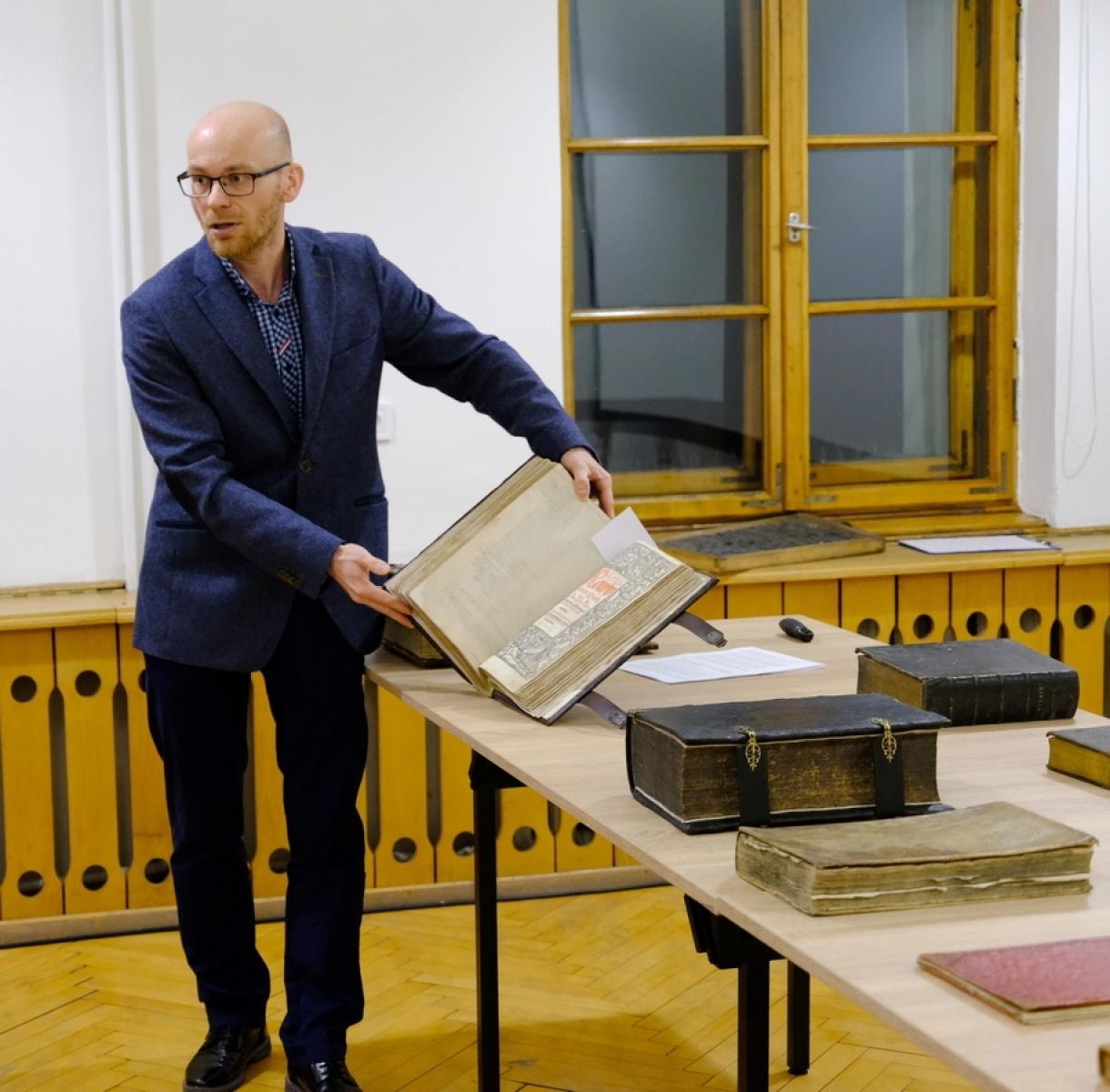Zdjęcie w galerii na portalu naszraciborz.pl: Muzeum pokazało najcenniejsze starodruki wiadomości z regionu