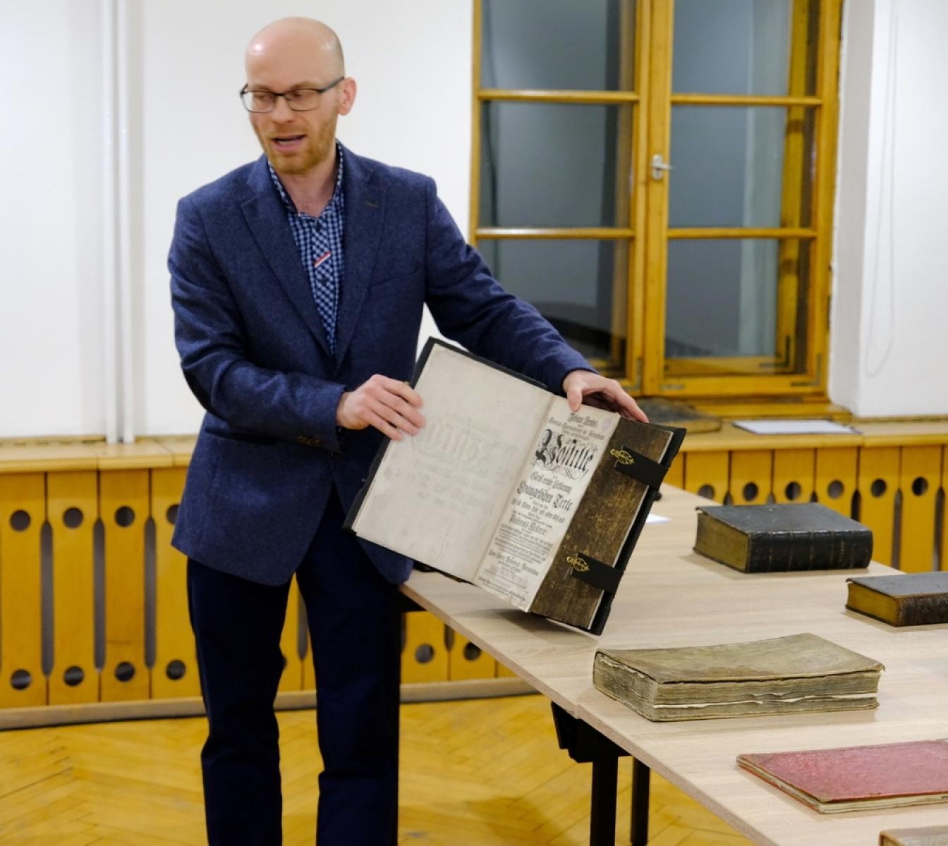 Zdjęcie w galerii na portalu naszraciborz.pl: Muzeum pokazało najcenniejsze starodruki wiadomości z regionu