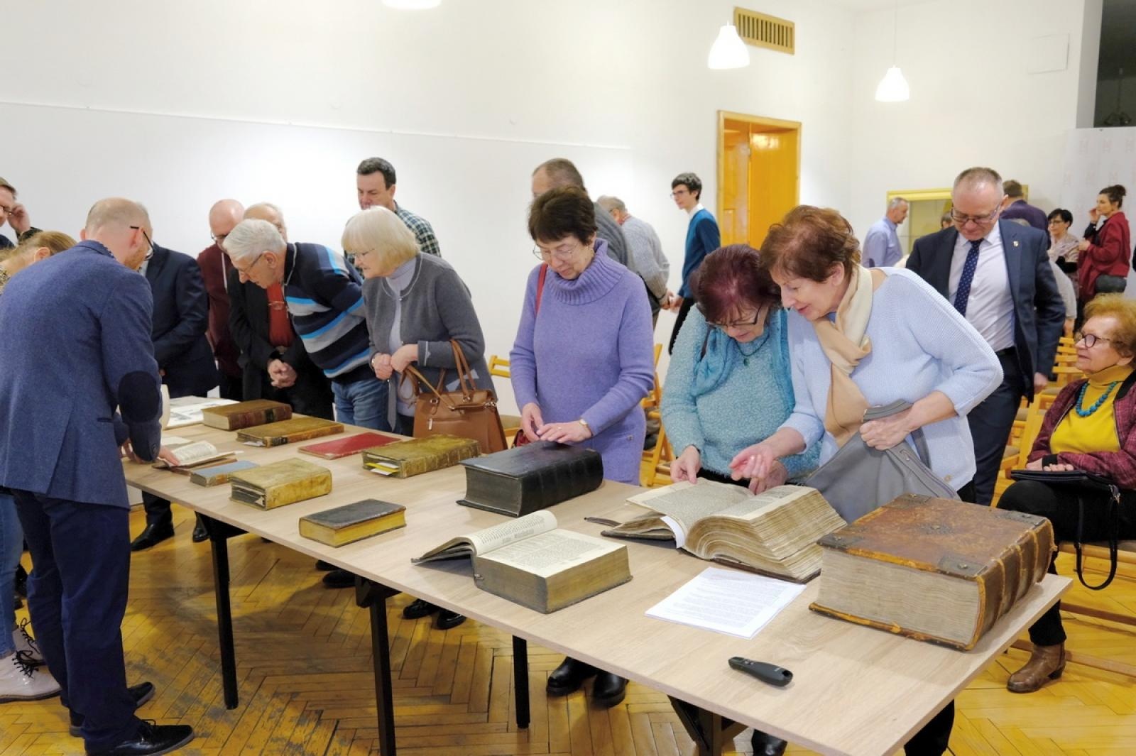 Zdjęcie w galerii na portalu naszraciborz.pl: Muzeum pokazało najcenniejsze starodruki wiadomości z regionu