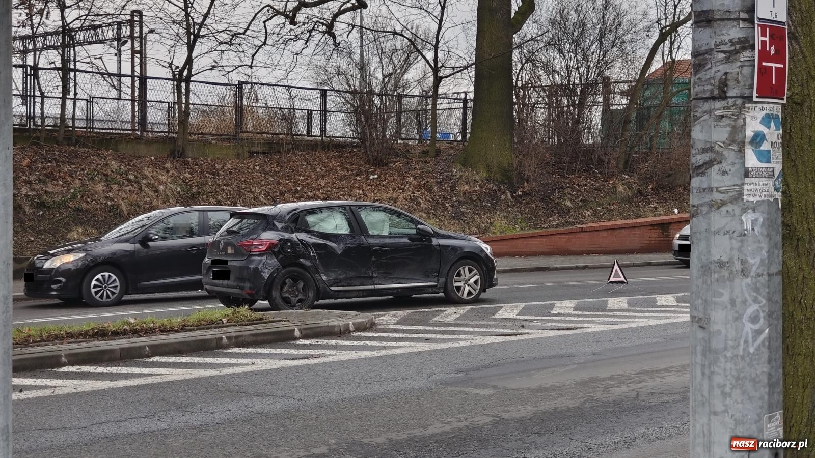 Zdjęcie w galerii na portalu naszraciborz.pl: Renault clio zderzyło się z radiowozem [FOTO i WIDEO] wiadomości z regionu