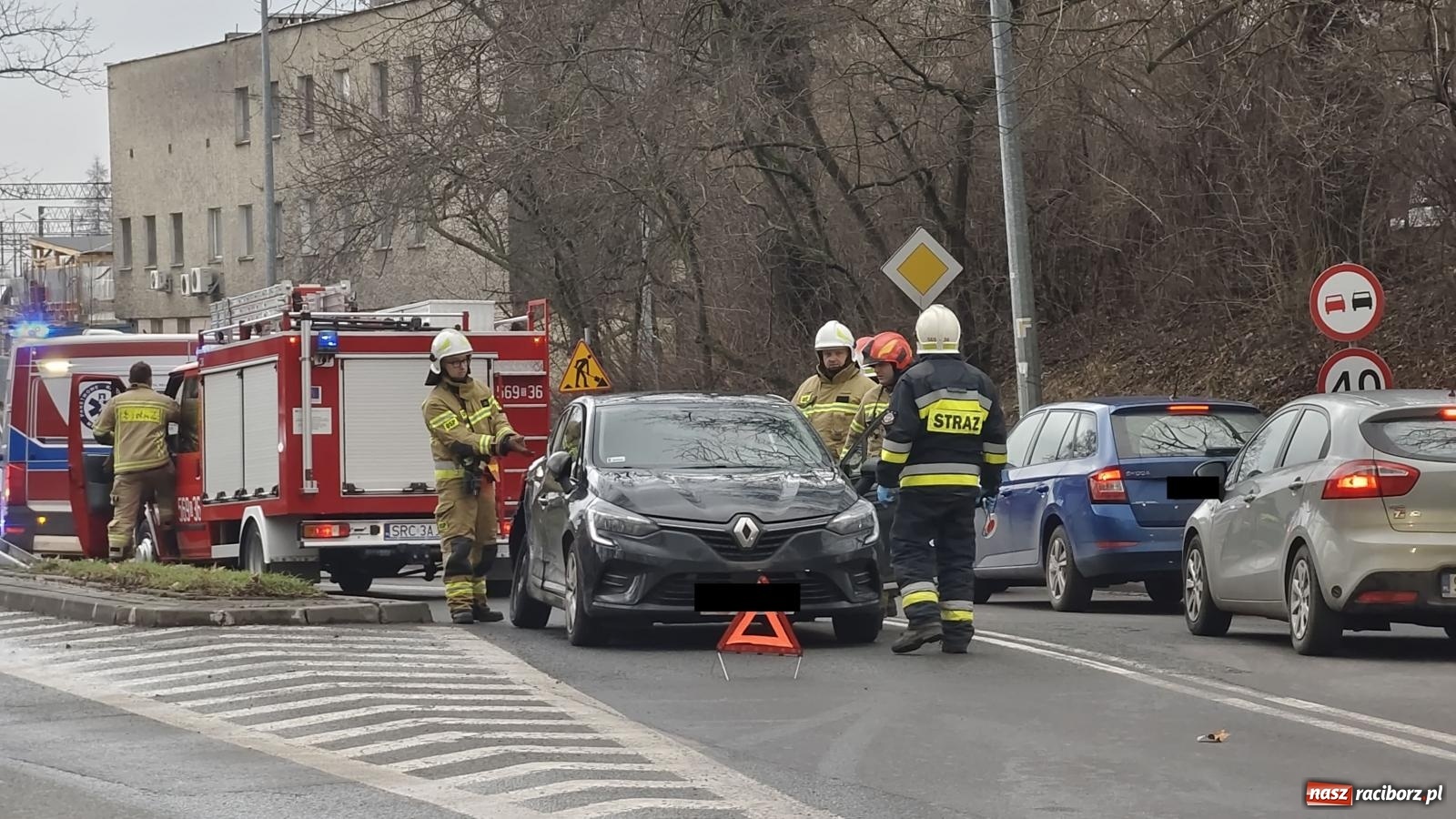 Zdjęcie w galerii na portalu naszraciborz.pl: Renault clio zderzyło się z radiowozem [FOTO i WIDEO] wiadomości z regionu