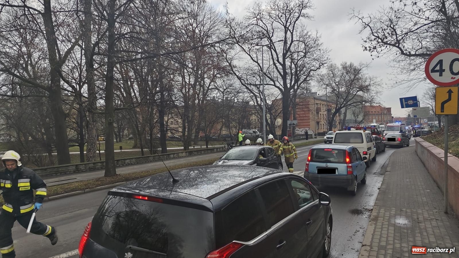 Zdjęcie w galerii na portalu naszraciborz.pl: Renault clio zderzyło się z radiowozem [FOTO i WIDEO] wiadomości z regionu