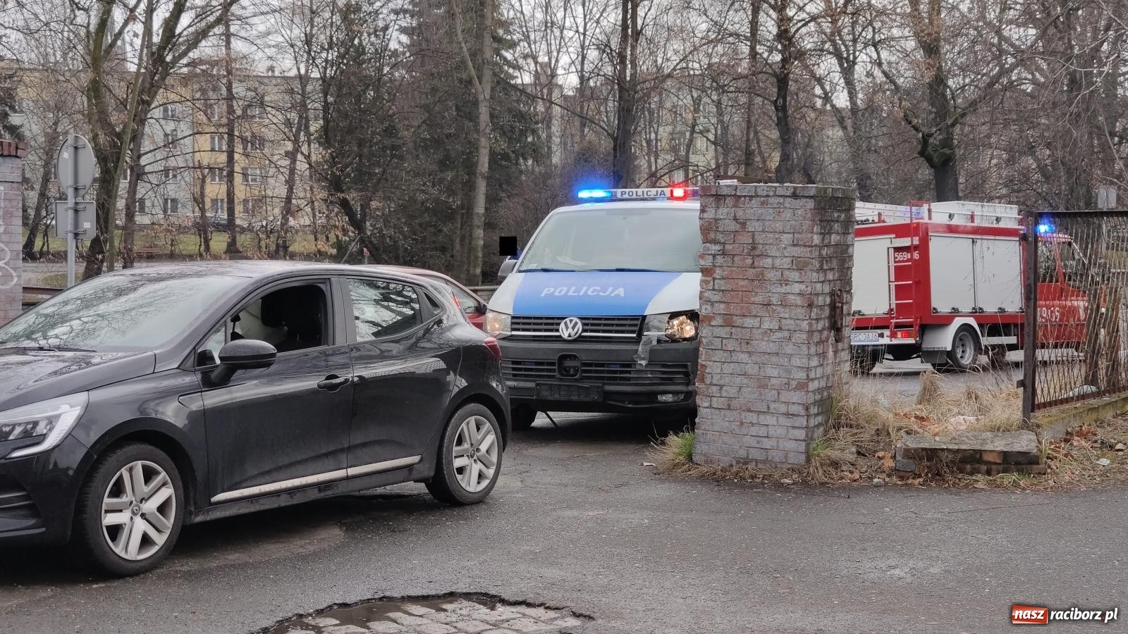 Zdjęcie w galerii na portalu naszraciborz.pl: Renault clio zderzyło się z radiowozem [FOTO i WIDEO] wiadomości z regionu