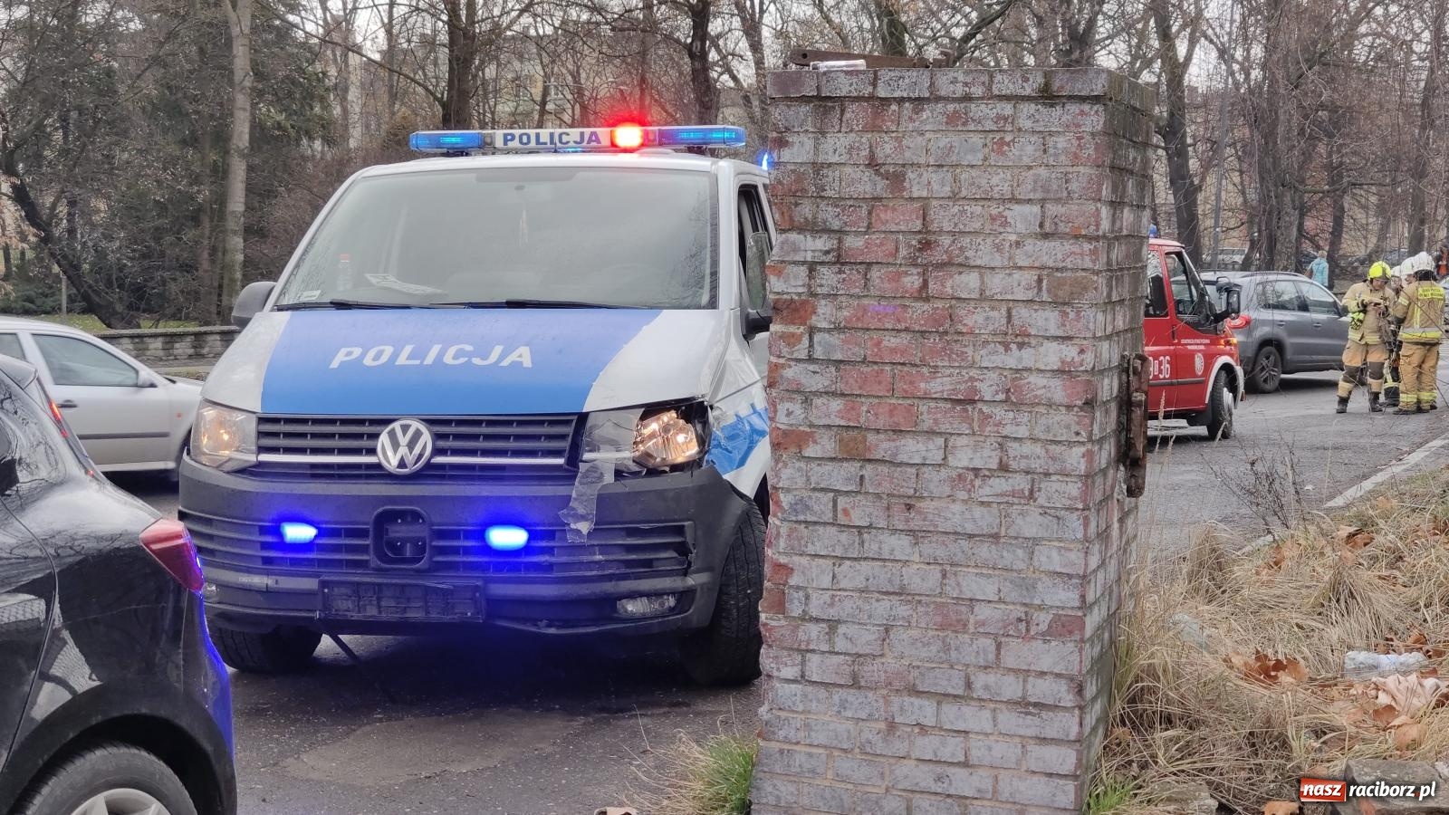 Zdjęcie w galerii na portalu naszraciborz.pl: Renault clio zderzyło się z radiowozem [FOTO i WIDEO] wiadomości z regionu