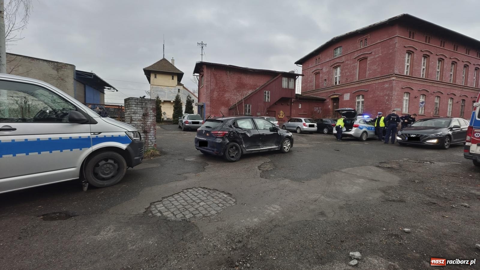 Zdjęcie w galerii na portalu naszraciborz.pl: Renault clio zderzyło się z radiowozem [FOTO i WIDEO] wiadomości z regionu