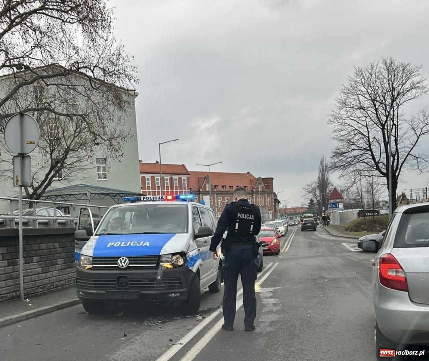 Zdjęcie w galerii na portalu naszraciborz.pl: Renault clio zderzyło się z radiowozem [FOTO i WIDEO] wiadomości z regionu