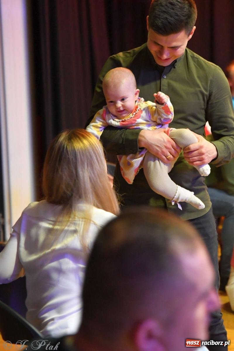 Zdjęcie w galerii na portalu naszraciborz.pl: Wielcy i mali. Kolejna edycja Maluchów w krainie dźwięku wiadomości z regionu