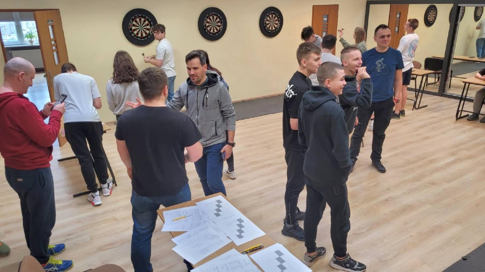 Zdjęcie w galerii na portalu naszraciborz.pl: High Score - drużynowe zawody darta szkół w PCS wiadomości z regionu