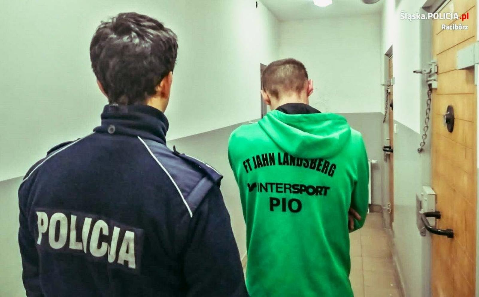 Zdjęcie w galerii na portalu naszraciborz.pl: Wtargnął nocą do mieszkania kobiety. Zatrzymano go z mieczem! wiadomości z regionu