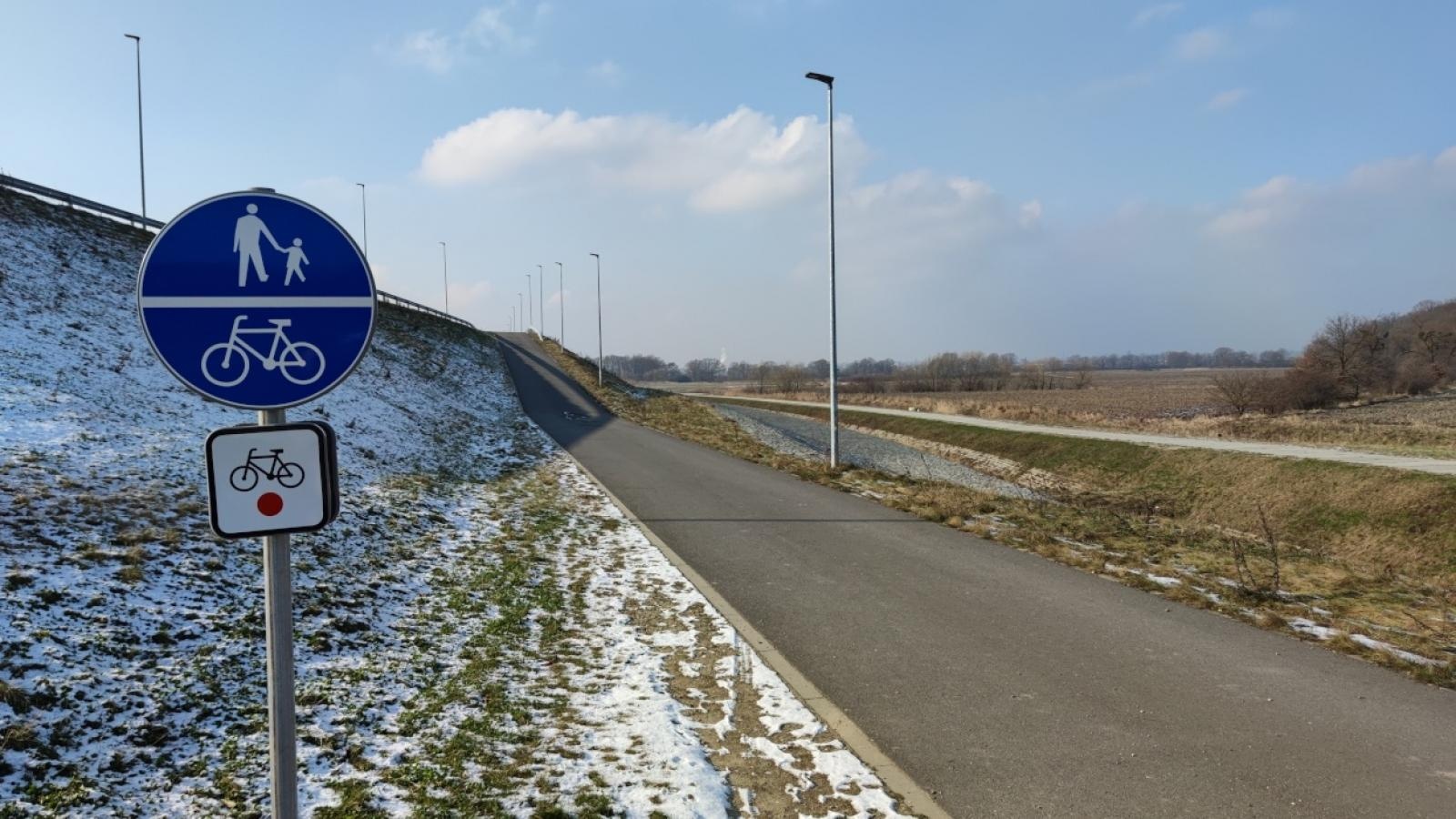 Zdjęcie w galerii na portalu naszraciborz.pl: Ścieżki rowerowe na zbiorniku oznakowane wiadomości z regionu